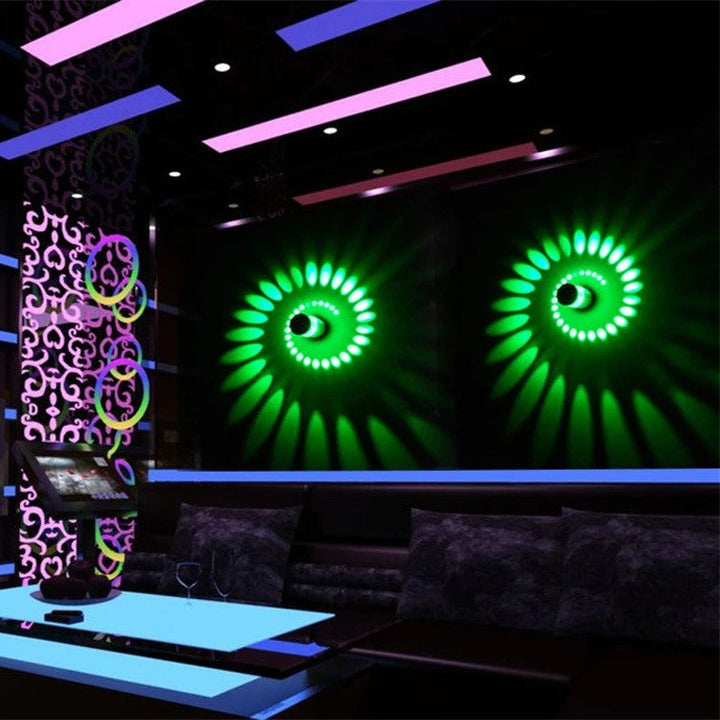 Neonbeleuchtung in Bar, grüne LED-Lichter, moderne Innenarchitektur, Nachtclub-Dekor.