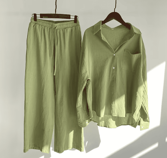 Zweiteiliges Set aus grüner Leinenbluse und Hose, lässig, bequem, Damenmode, Sommeroutfit.