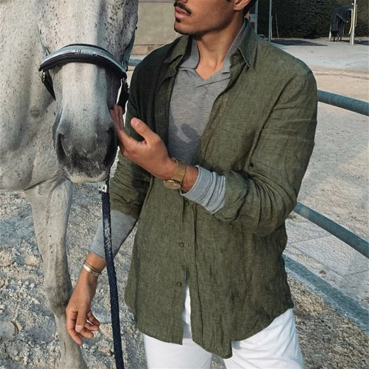 Mann in grünem Leinenhemd mit Pferd, lässiger Stil, Frühling Herbst Mode.
