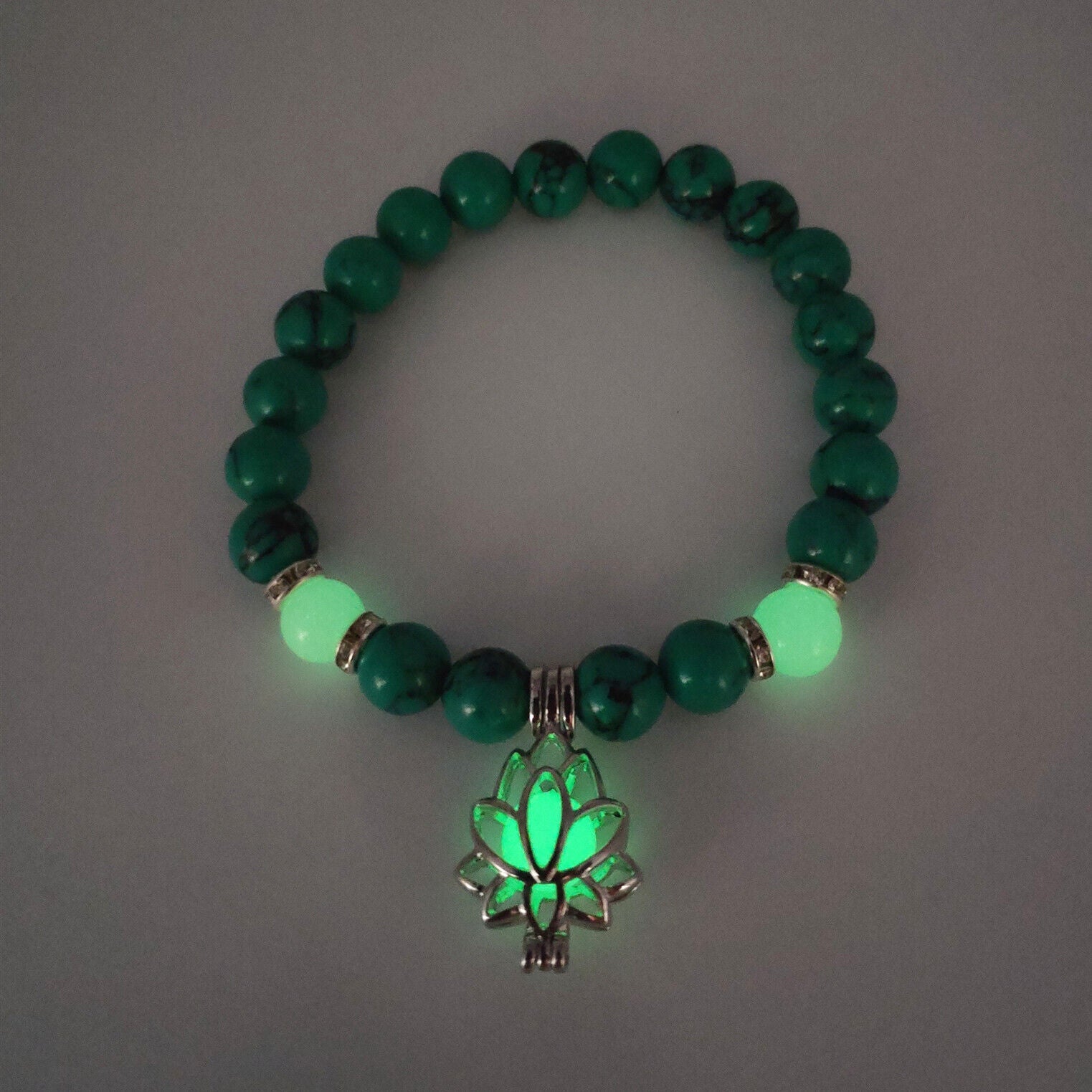 Grünes Armband mit leuchtendem Lotus-Anhänger, Edelsteinperlen, Schmuck für Damen.