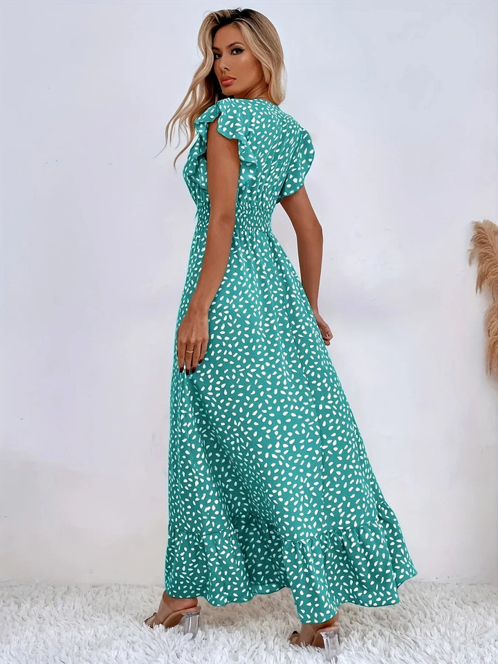 Frau in langem, grünem Sommerkleid mit weißen Punkten, elegantes Design, Modefotografie.