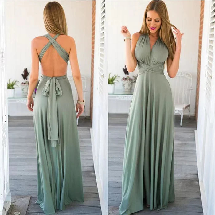 Frau in langem, grünem Abendkleid mit Rückenausschnitt auf Veranda.