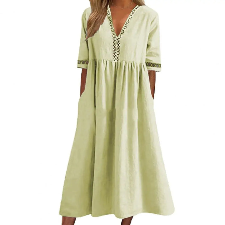 Grünes Leinenkleid mit V-Ausschnitt, halblangen Ärmeln und Spitzenbesatz, Damenmode.