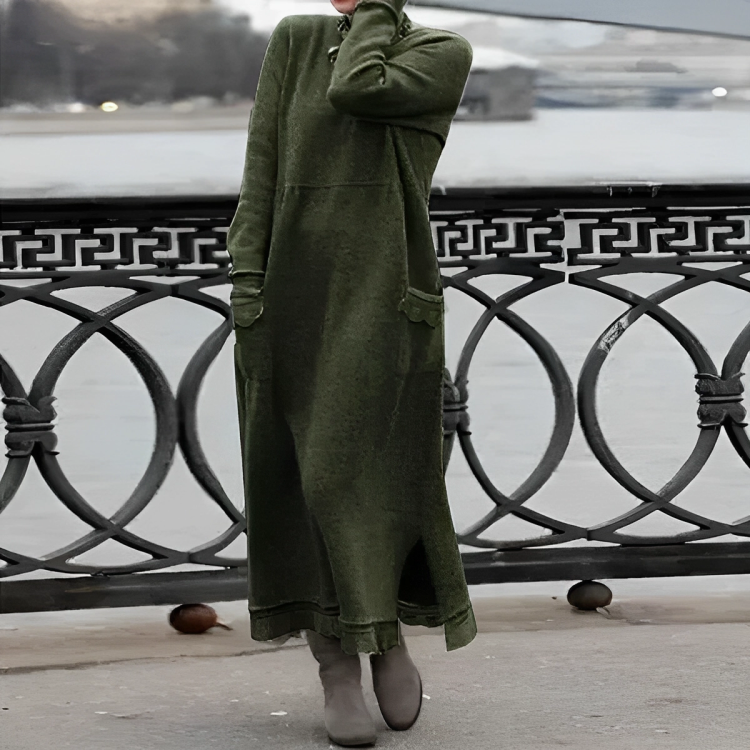 Frau in langem, grünem Strickkleid am Flussufer, elegantes Winteroutfit, Modefotografie.