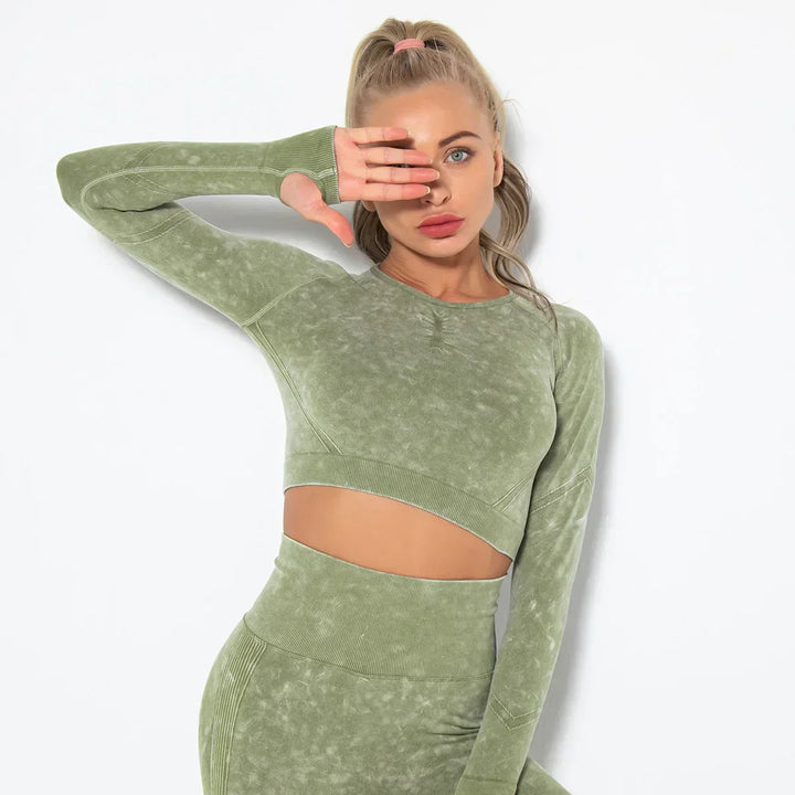 Frau in grünem nahtlosem Sport-Set, langärmeliges Oberteil, Fitnessmode, Freizeitkleidung.