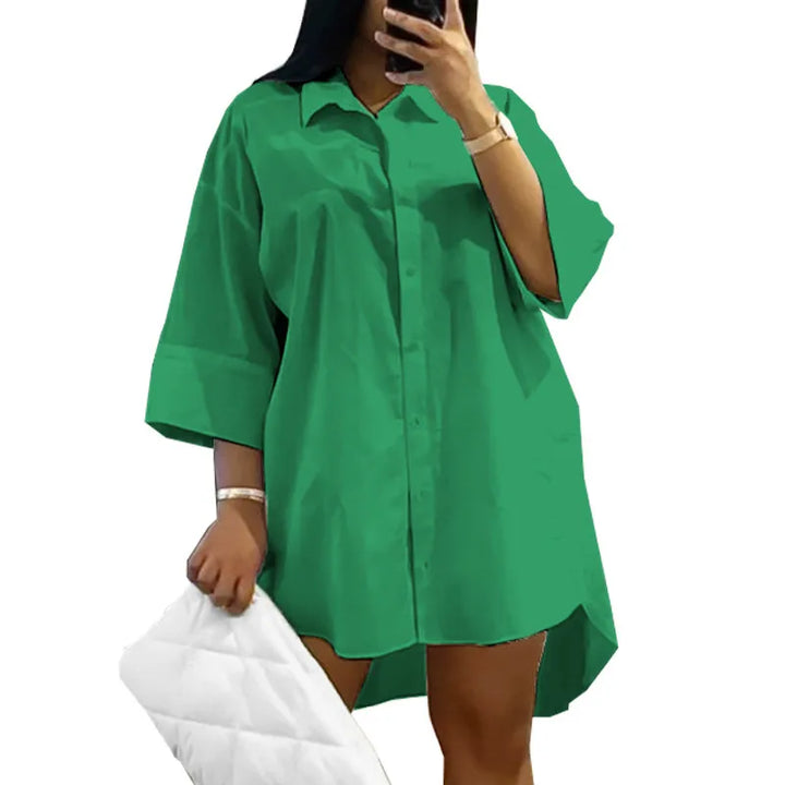 Frau in grünem Hemdkleid, hält weiße gesteppte Tasche, modisch, lässig, Oversize-Look.