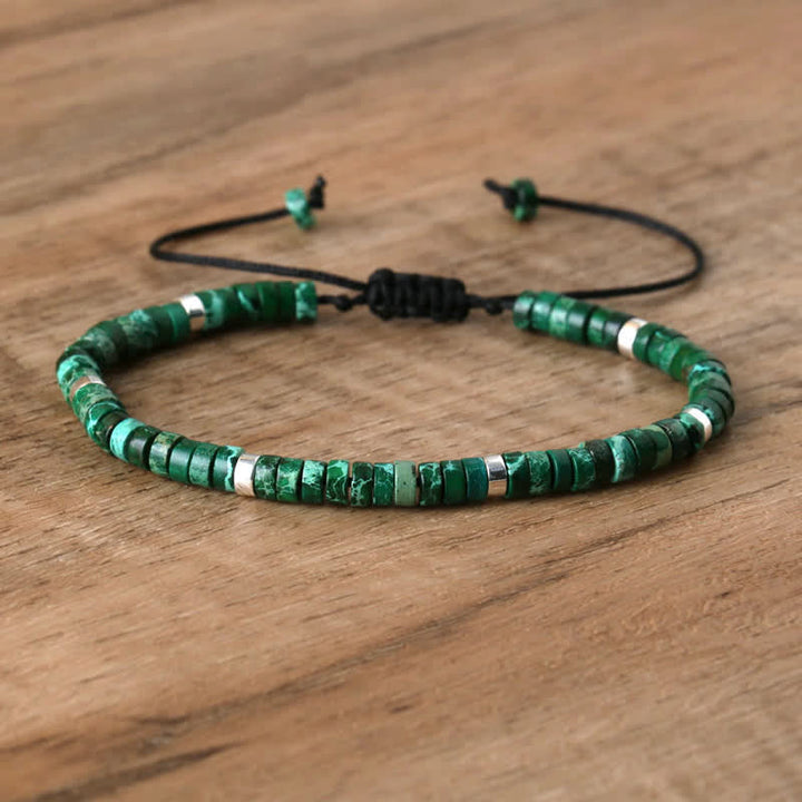 Grünes Malachit-Armband mit verstellbarem Verschluss auf Holzoberfläche, handgefertigter Schmuck.