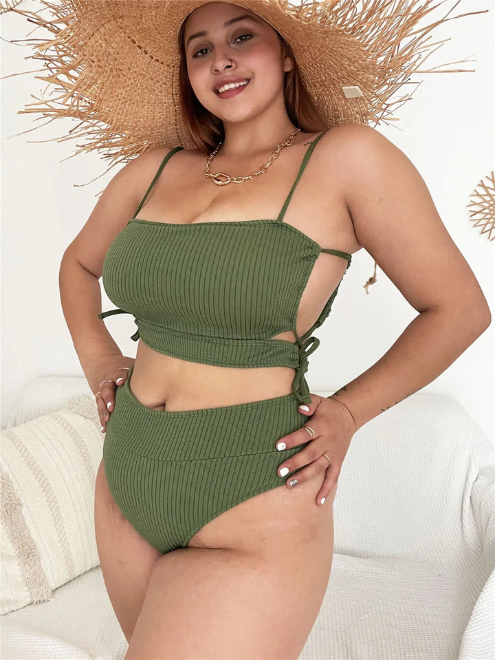 Frau im grünen gerippten Bikini-Set mit Strohhut, Sommermode, Plus-Size-Bademode.