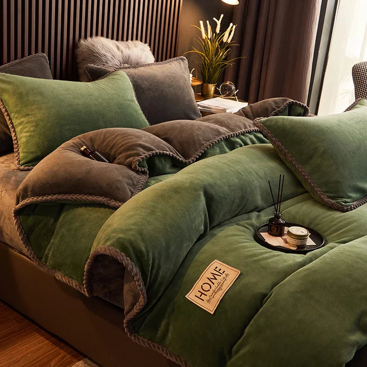 Grünes Samt-Bettwäsche-Set, luxuriös, weich, mit Kissen, gemütliches Schlafzimmer-Dekor.