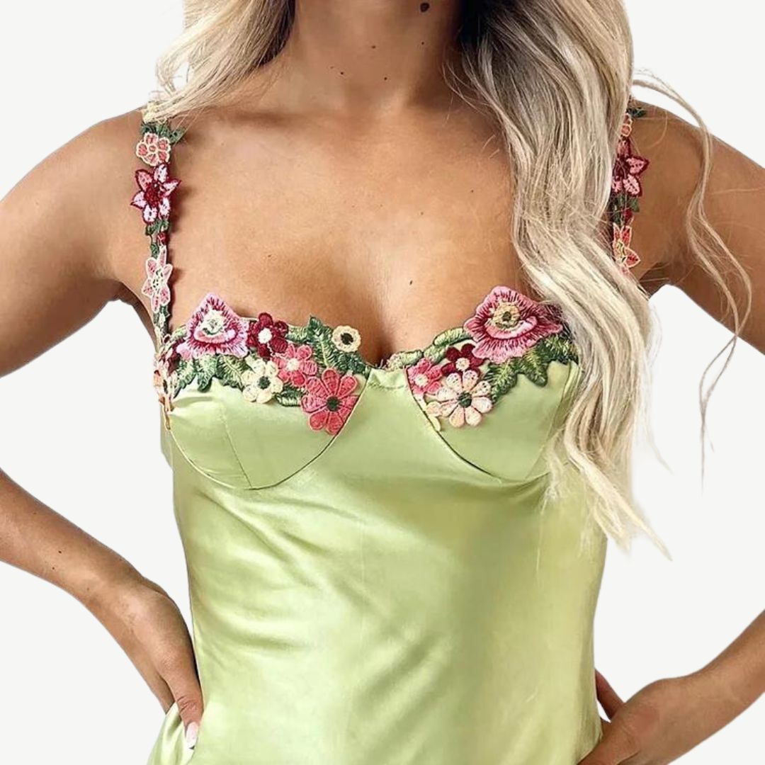 Grünes Satin-Slip-Kleid mit Blumenstickerei, elegantes Damenkleid, Abendmode.