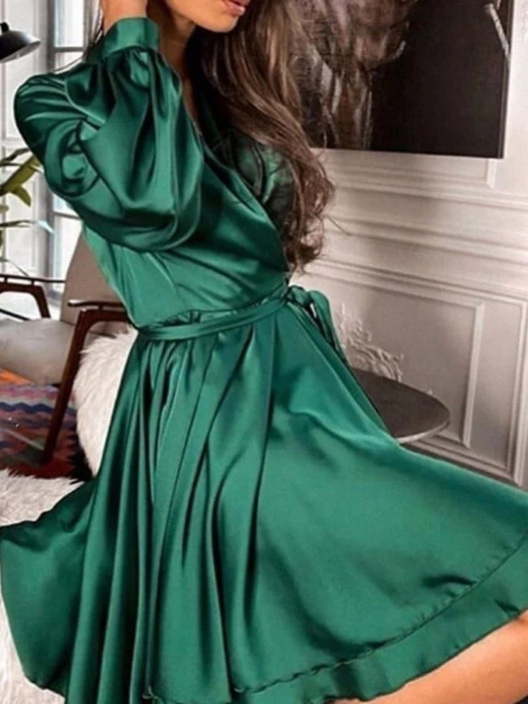 Grünes Satin-Kleid mit langen Ärmeln, elegantes Design, Damenmode, Abendkleid.