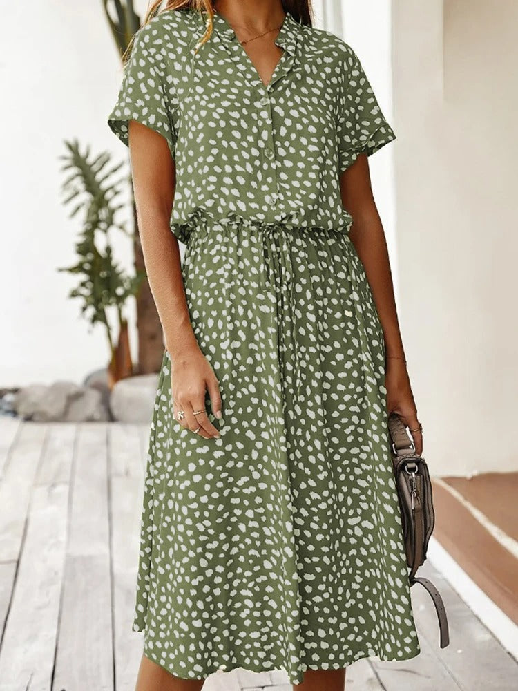 Grünes Sommerkleid mit weißen Punkten, kurzärmelig, knielang, Damenmode, Freizeitkleidung.