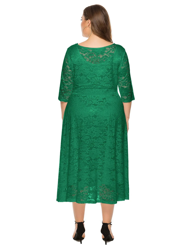 Frau in grünem Spitzenkleid, knielang, mit 3/4-Ärmeln, elegantes Abendkleid, Rückansicht.