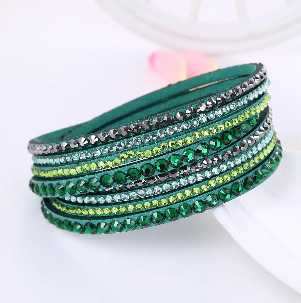 Grünes Armband mit Strasssteinen, mehrlagig, modisches Schmuckaccessoire für Damen.