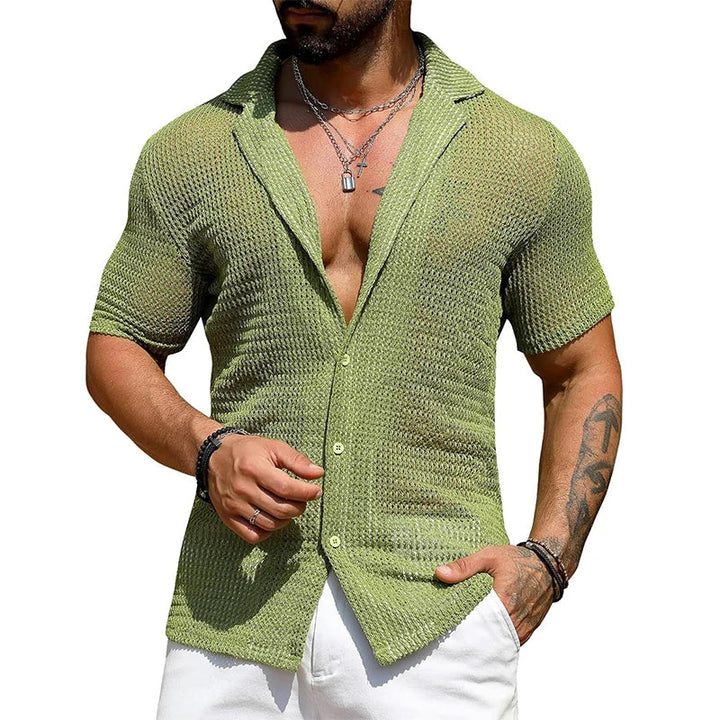 Mann in grünem Strickhemd, kurzärmelig, mit Knöpfen, modisch, Sommerkleidung, Freizeitlook.