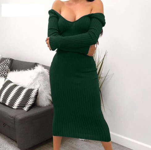 Frau in grünem, schulterfreiem Strickkleid im Wohnzimmer, moderne Mode, elegantes Design.
