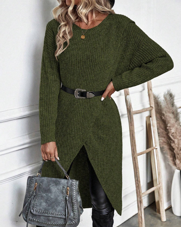 Frau in grünem Strickkleid mit Gürtel, graue Handtasche, modisch, elegant, Herbstmode.