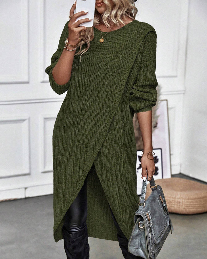 Grüne Strickkleid Damen, langärmelig, überkreuzt, modisch, Herbstmode, mit Handtasche.