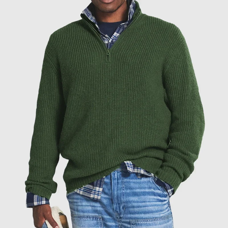 Mann in grünem Strickpullover mit Reißverschluss, kariertes Hemd, lässiger Look, Mode.