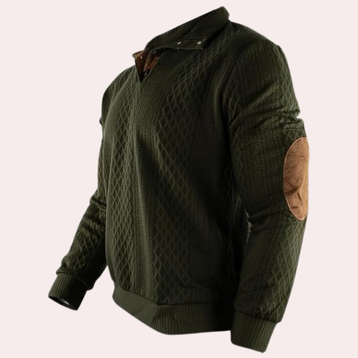 Grüner Herrenpullover mit Rautenstruktur und braunen Ellbogen-Patches, modisch und warm.