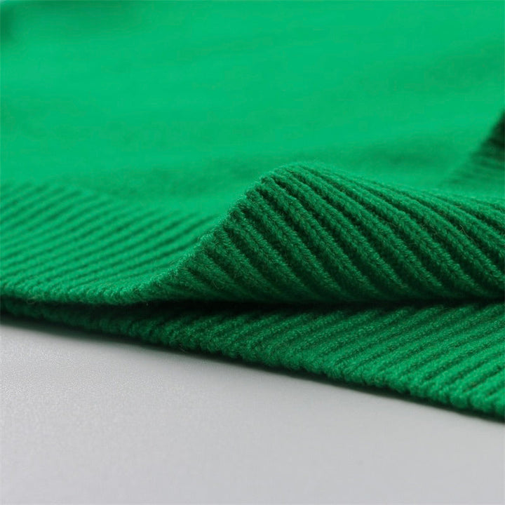 Grüner Strickstoff, weiche Textur, ideal für Pullover und Strickwaren, Nahaufnahme.