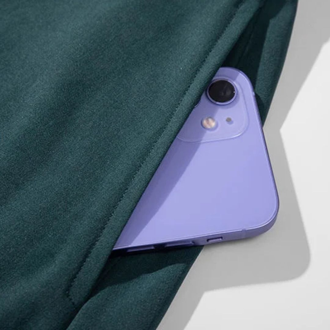 Lila Smartphone in grüner Tasche, modernes Design, stilvolle Handyhülle, Technik Gadget.
