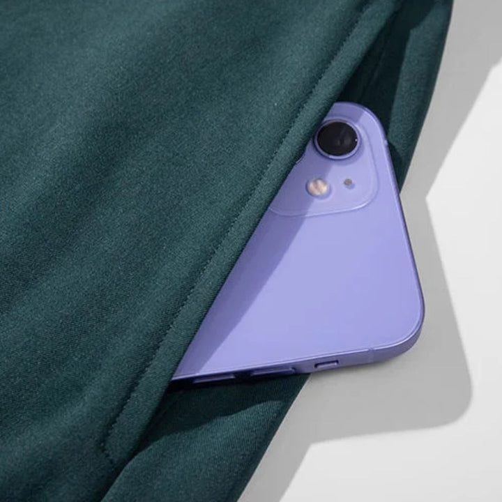 Lila Smartphone in grüner Tasche, modernes Design, stilvolle Handyhülle, Technik Gadget.