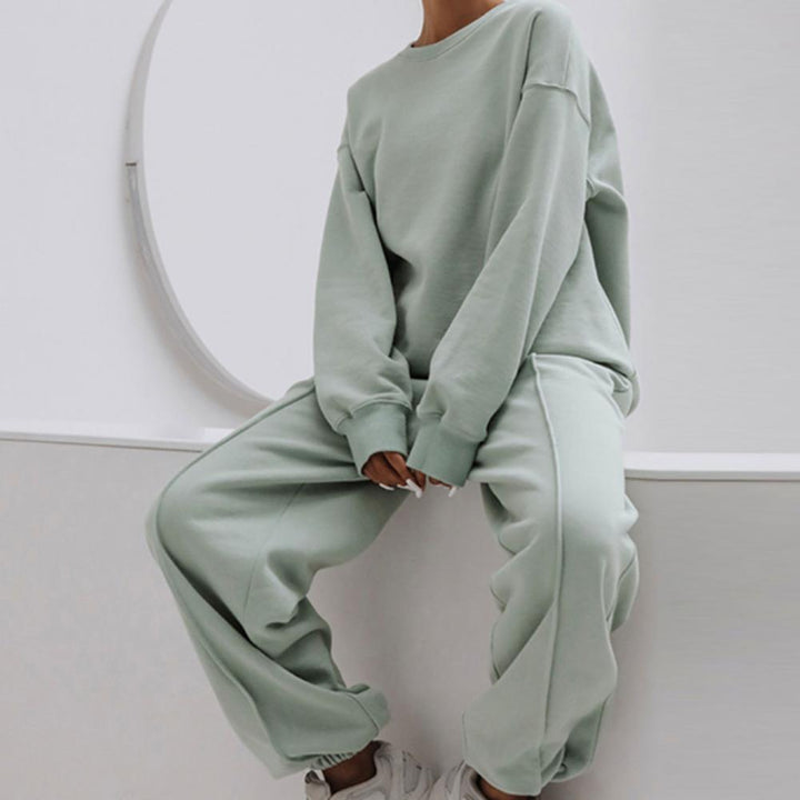 Frau in mintgrünem Oversize-Sweatshirt und Jogginghose, lässige Damenmode, bequemes Outfit.