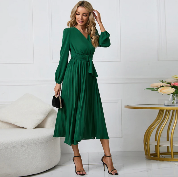 Frau in grünem Kleid, elegantes Design, langärmelig, V-Ausschnitt, modisch, Abendmode.
