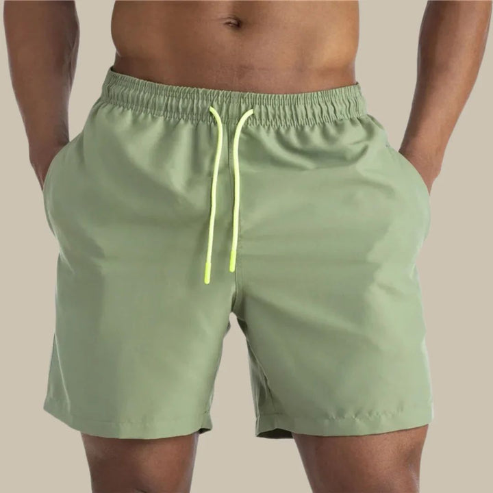 Grüne Herren-Badeshorts mit gelbem Kordelzug, bequem, schnell trocknend, ideal für Sommer.