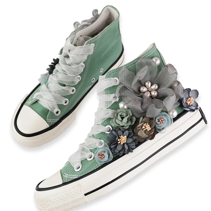 Grüne High-Top-Sneaker mit Blumenapplikationen, Damenmode, Freizeitschuhe, trendig.