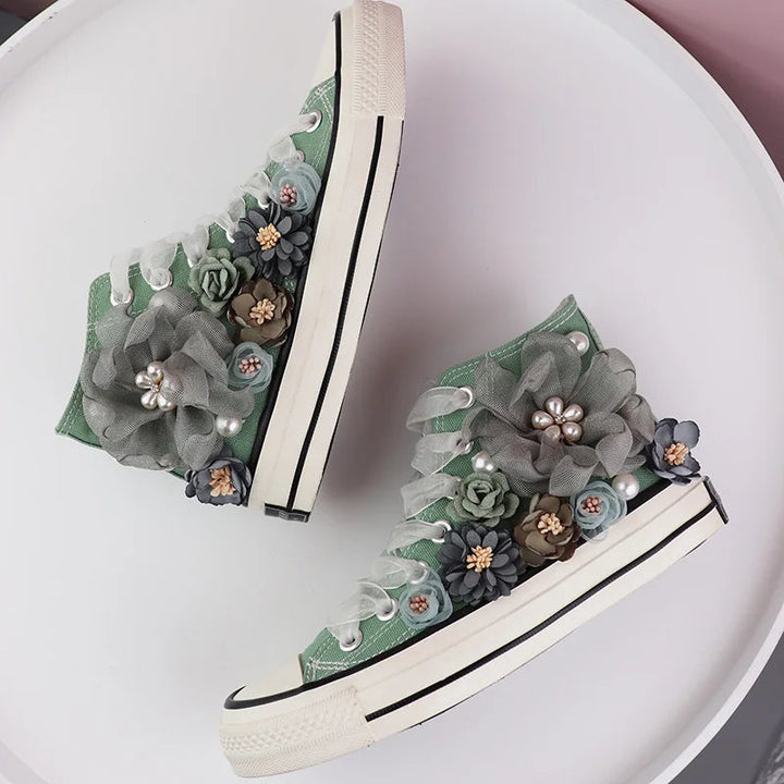 Grüne High-Top-Sneaker mit Blumenapplikationen, Perlen, Damenmode, trendige Schuhe.