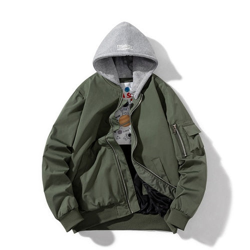 Grüne Bomberjacke mit grauem Kapuzenpullover, Reißverschluss, Herrenmode, lässiger Stil.