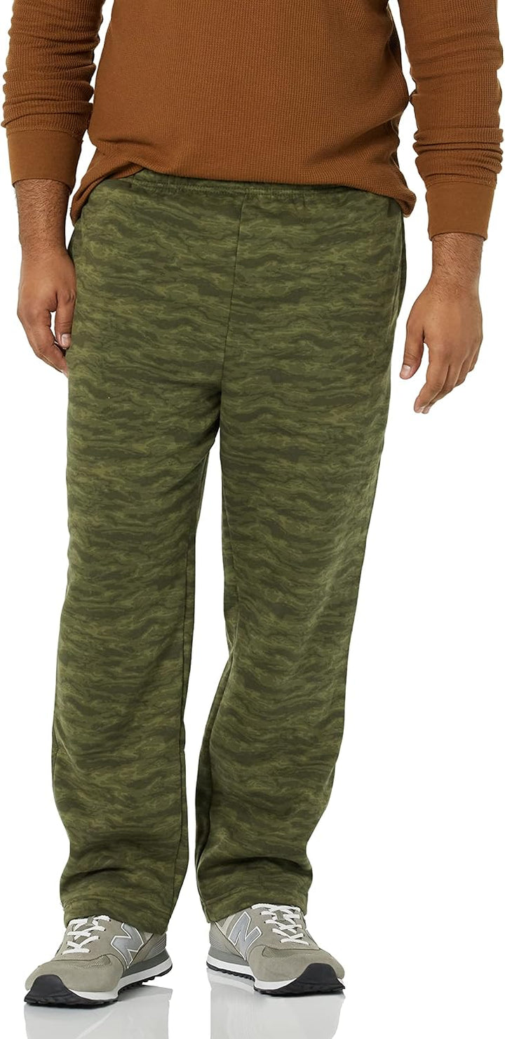 Mann in olivgrüner Camouflage-Jogginghose, Freizeitkleidung, bequem, modisch.