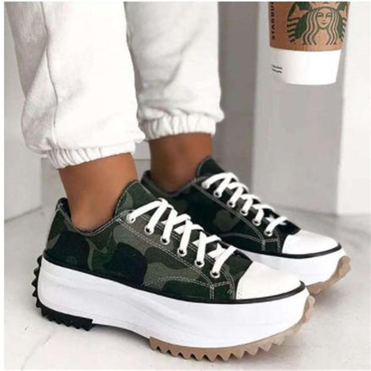 Grüne Camouflage-Sneaker mit Plateau, weiße Schnürsenkel, Damenmode, Freizeitschuhe.