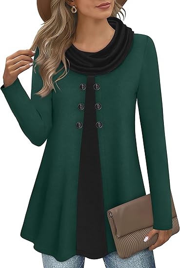 Frau in grünem Langarmshirt mit Knöpfen, schwarzem Kragen, brauner Tasche, Jeans und Hut.