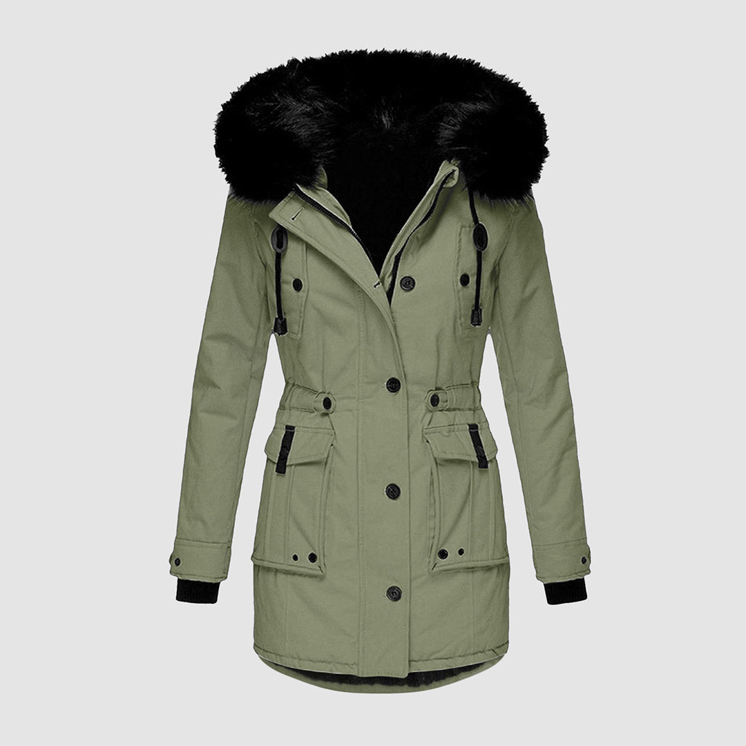 Grüne Damen-Winterjacke mit Kapuze, Fellbesatz, Knöpfen und Taschen.