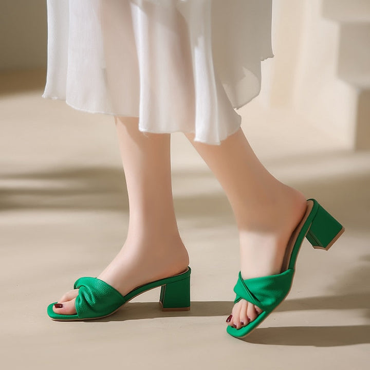 Grüne Damen-Sandalen mit Absatz, offenes Design, eleganter Sommerlook.