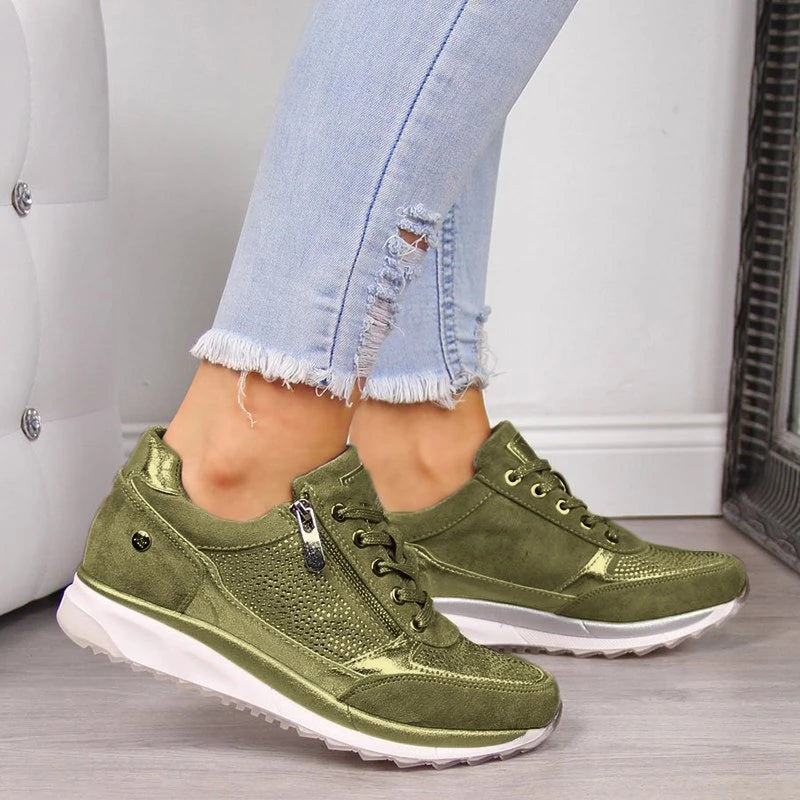 Damen Sneaker olivgrün, Leder, Reißverschluss, sportlich, bequem, modisch, Jeans, Holzfußboden.