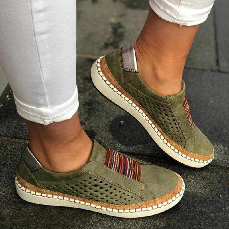 Grüne Damen-Sneaker mit Lochmuster, bunte Streifen, weiße Sohle, lässige Mode.