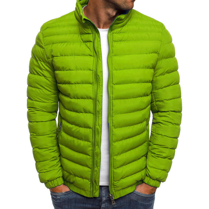 Grüne Herren-Daunenjacke, Stehkragen, Reißverschluss, modisch, warm, Freizeitkleidung.