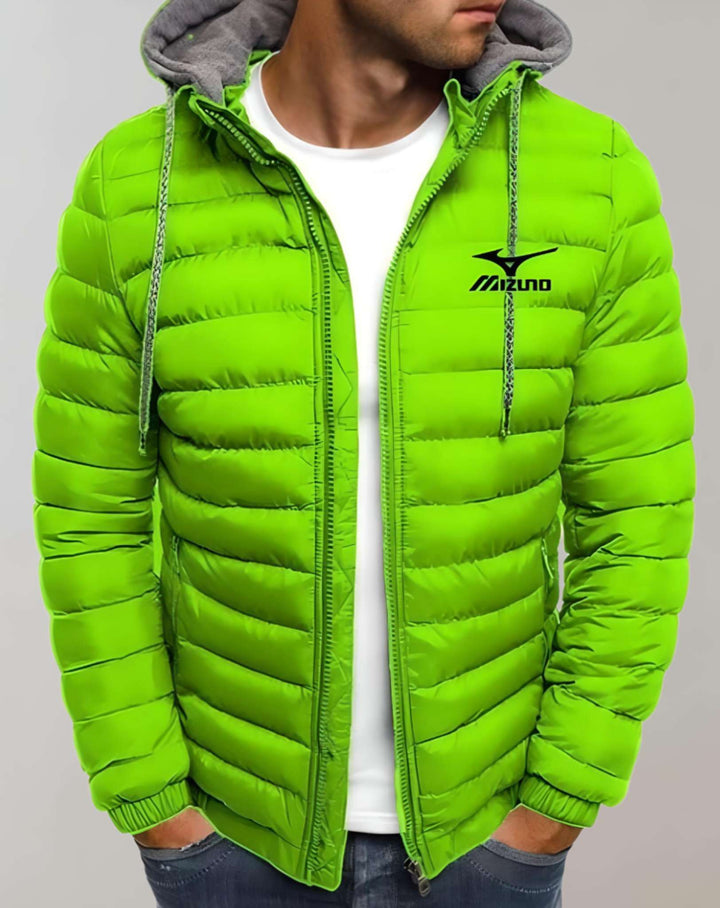 Grüne Mizuno Daunenjacke, Herrenmode, Kapuze, Reißverschluss, Winterbekleidung, sportlich.