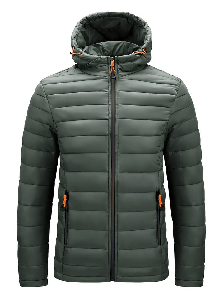 Grüne Steppjacke mit Kapuze, Reißverschlüssen und orangefarbenen Details für Herren.