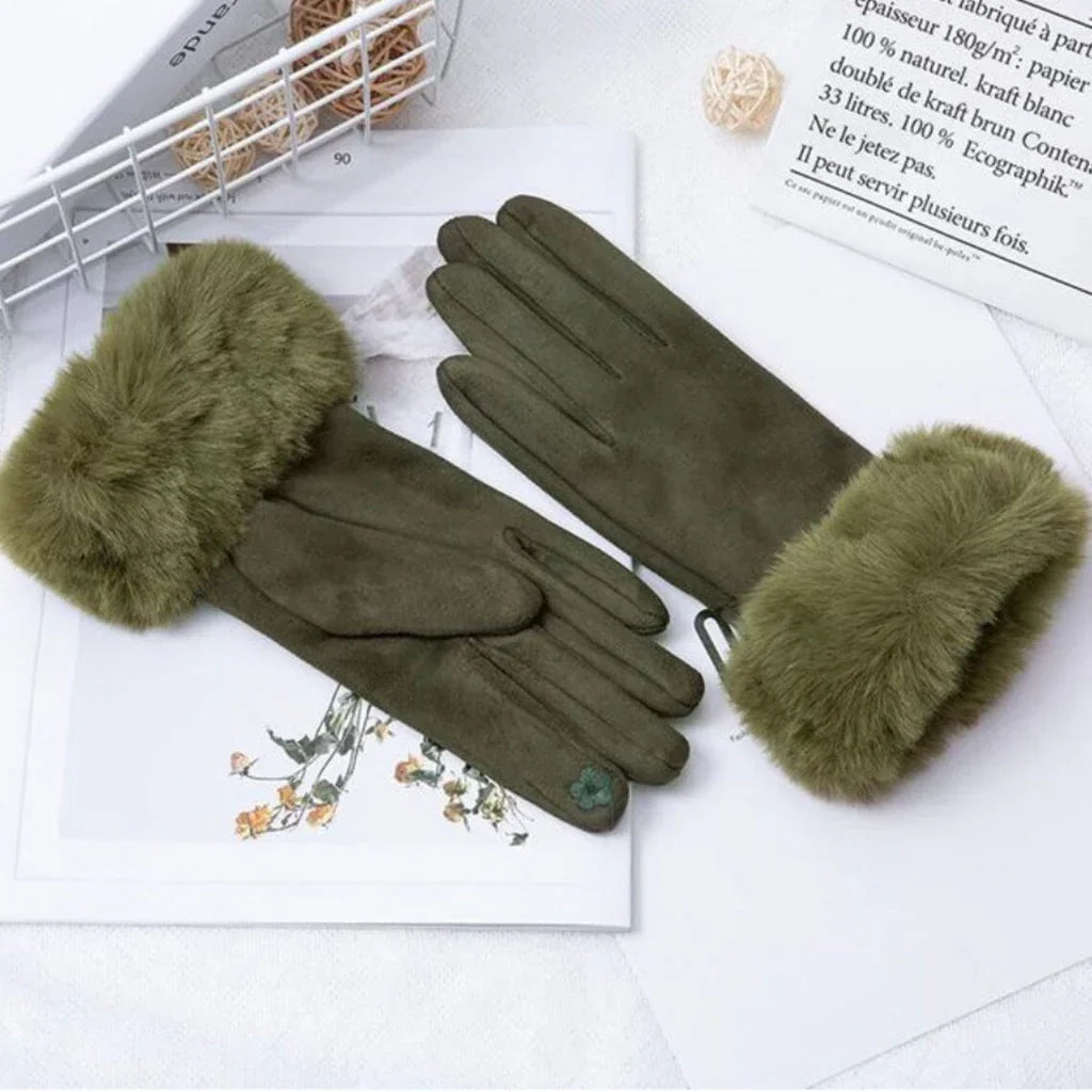 Grüne Damenhandschuhe mit Kunstfell, elegant, warm, Wintermode, Accessoire, stilvoll.