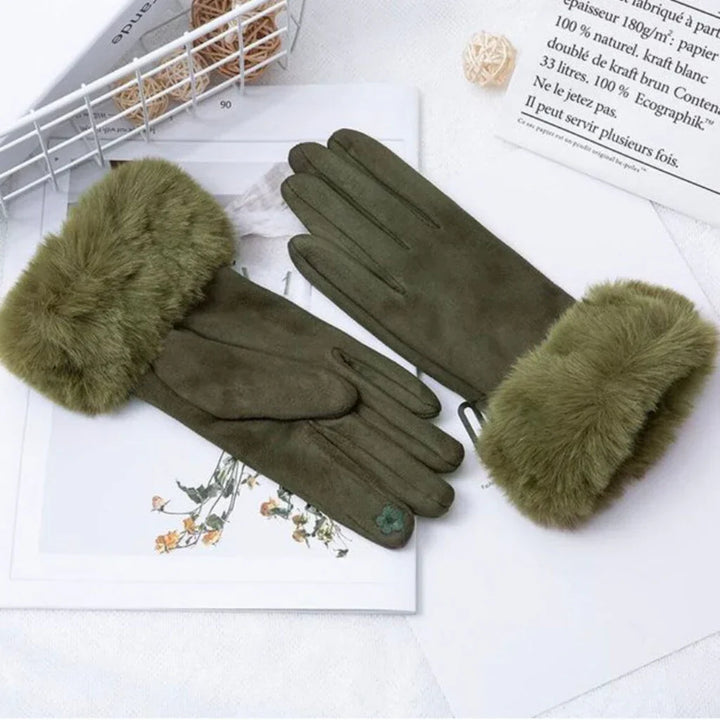 Grüne Damenhandschuhe mit Kunstfell, elegant, warm, Wintermode, Accessoire, stilvoll.