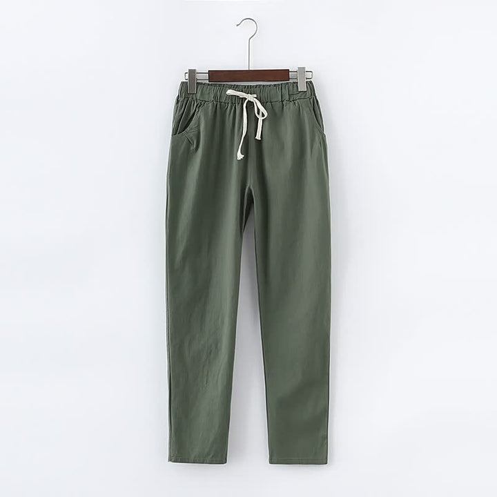 Grüne Jogginghose aus Baumwolle mit Kordelzug, bequem und modisch für Freizeitkleidung.