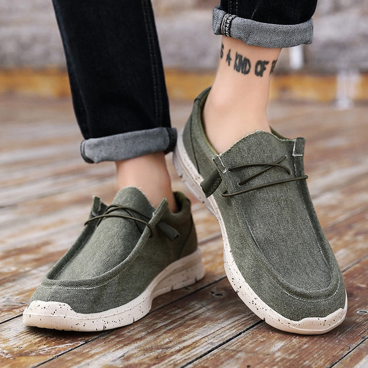 Grüne Freizeitschuhe aus Segeltuch für Herren, rutschfeste Sohle, lässiges Design.