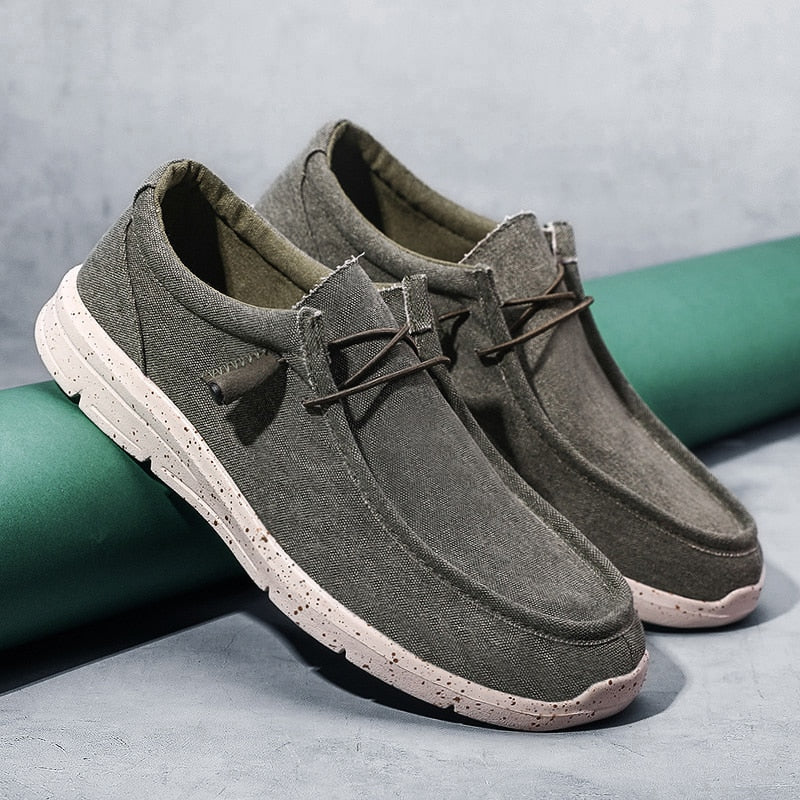 Grüne Herren-Sneaker aus Leinen mit weißer Sohle, lässig und bequem, ideal für den Alltag.