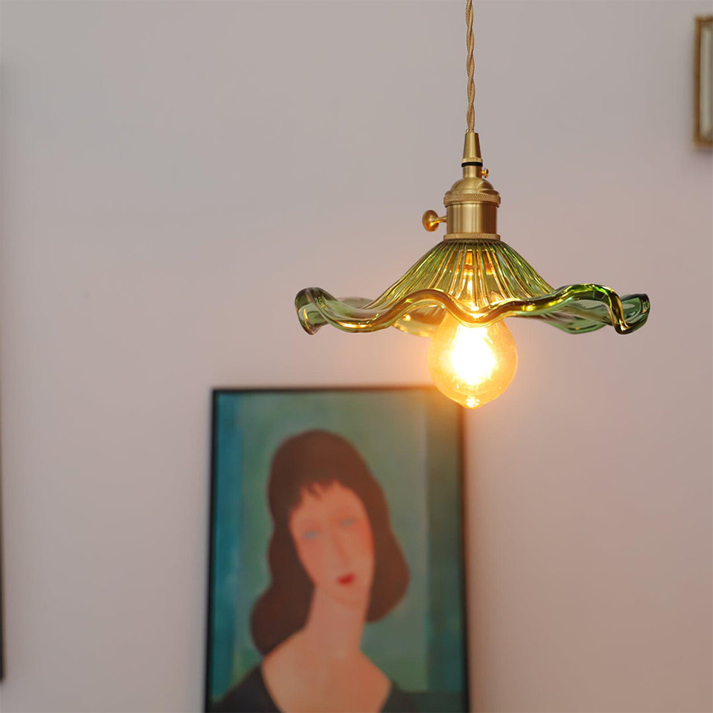 Grüne Glas-Pendelleuchte mit Glühbirne, Vintage-Stil, Wohnzimmerbeleuchtung, Retro-Dekor.