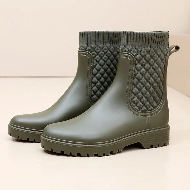 Grüne Gummistiefel mit gestepptem Muster, rutschfeste Sohle, wasserdicht, Damenmode.